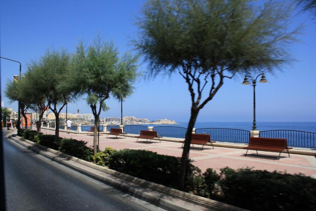 Chic 2Br Penthouse Steps From The Promenade Lägenhet Sliema Exteriör bild