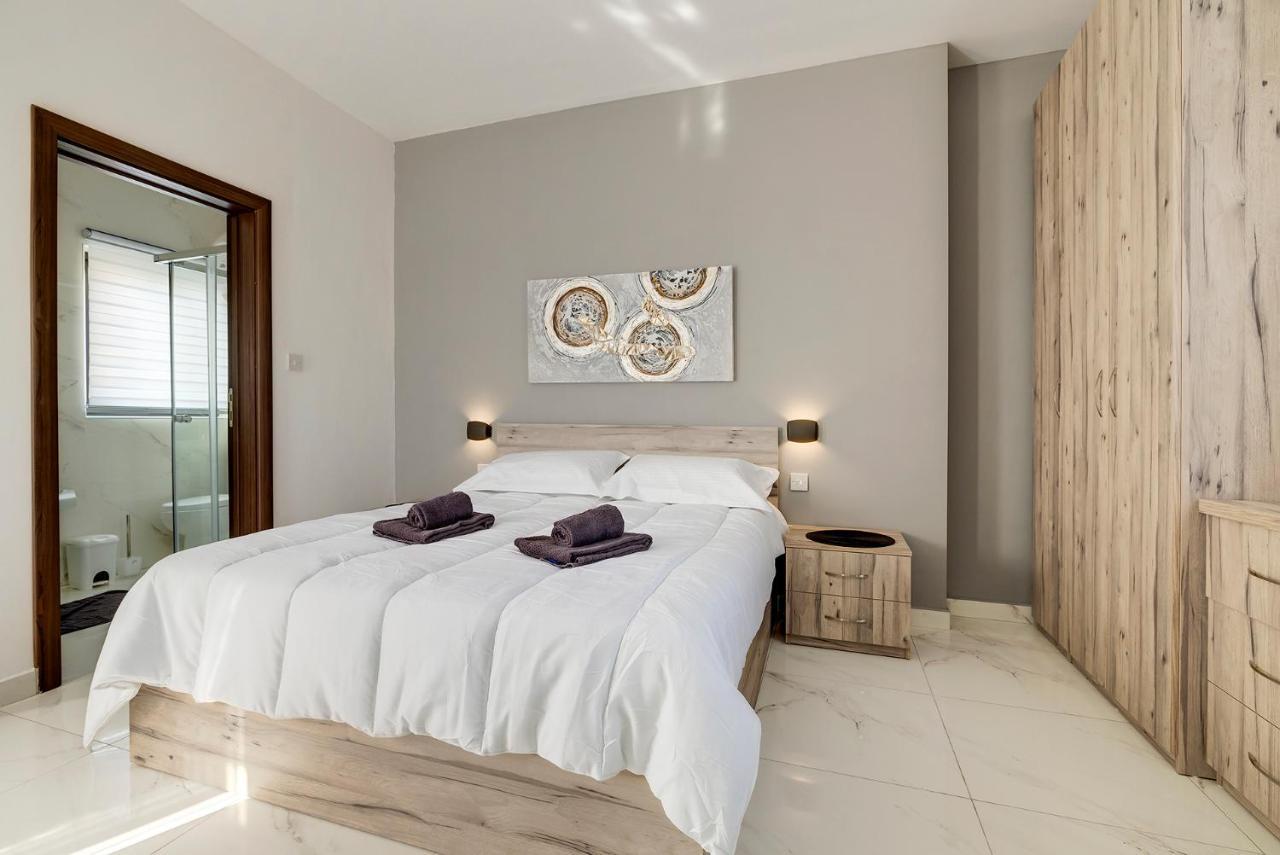 Chic 2Br Penthouse Steps From The Promenade Lägenhet Sliema Exteriör bild