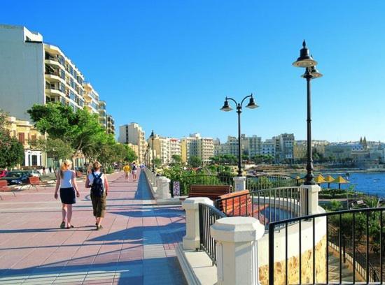 Chic 2Br Penthouse Steps From The Promenade Lägenhet Sliema Exteriör bild