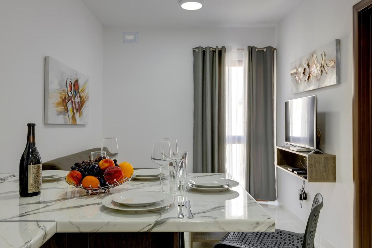 Chic 2Br Penthouse Steps From The Promenade Lägenhet Sliema Exteriör bild